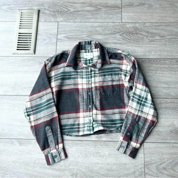 American Eagle Cropped Button Up  Flannel - Picture 5 of 13